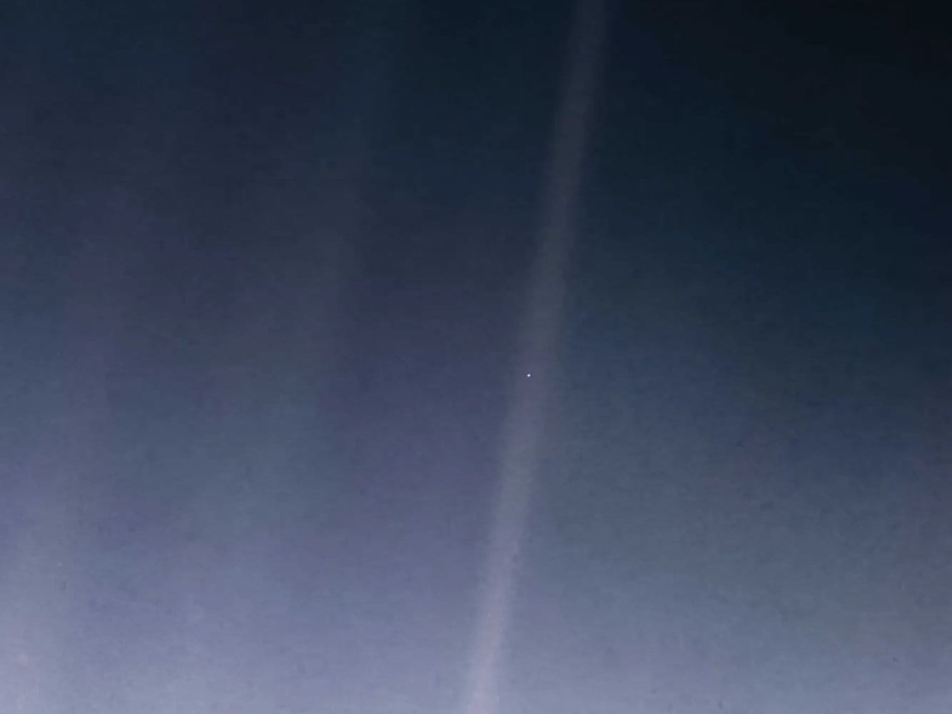 Sehalusnya Titik Cahaya (Pale Blue Dot)