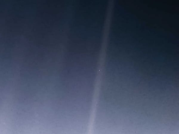 Sehalusnya Titik Cahaya (Pale Blue Dot)